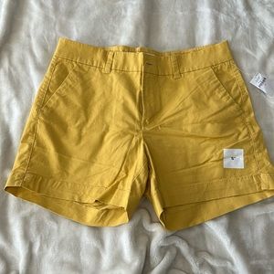 NWT OLD NAVY 5” MID RISE EVERY DAY SHORTS SIZE 6